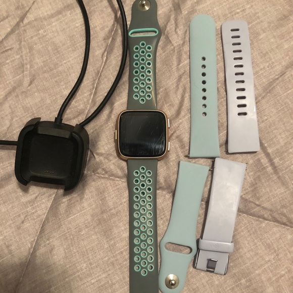 FitBit Accessories - FitBit Versa w/ 3 Straps - In Great Condition